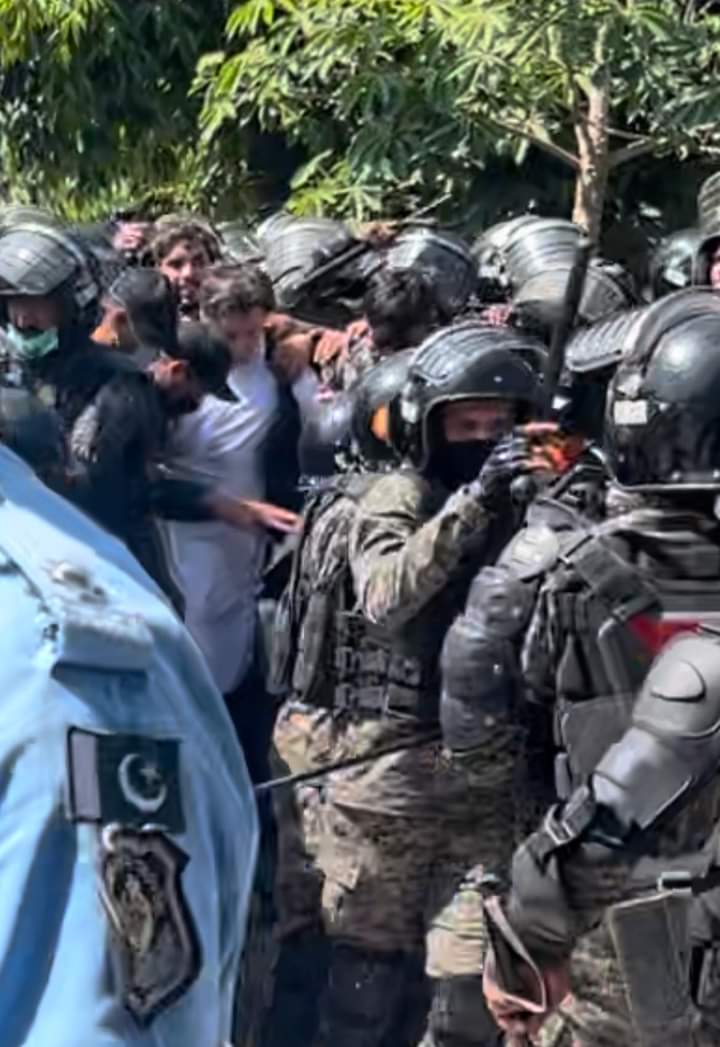 پہلے غصہ تھا، اب نفرت ہے۔۔۔۔
#عمران_خان_ہماری_ریڈ_لائن