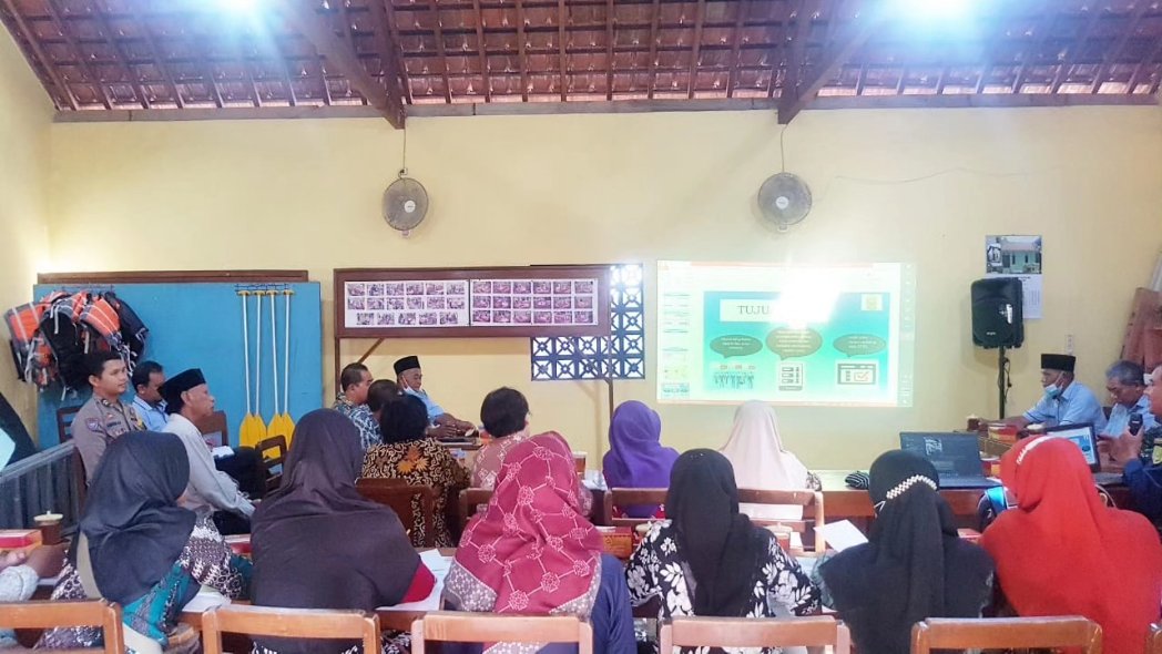 Babinkamtibmas kelurahan karangtalon Briptu Angga menghadiri pelatihan pengisian indikator kesejahteraan sosial di aula fprb Karangtalun