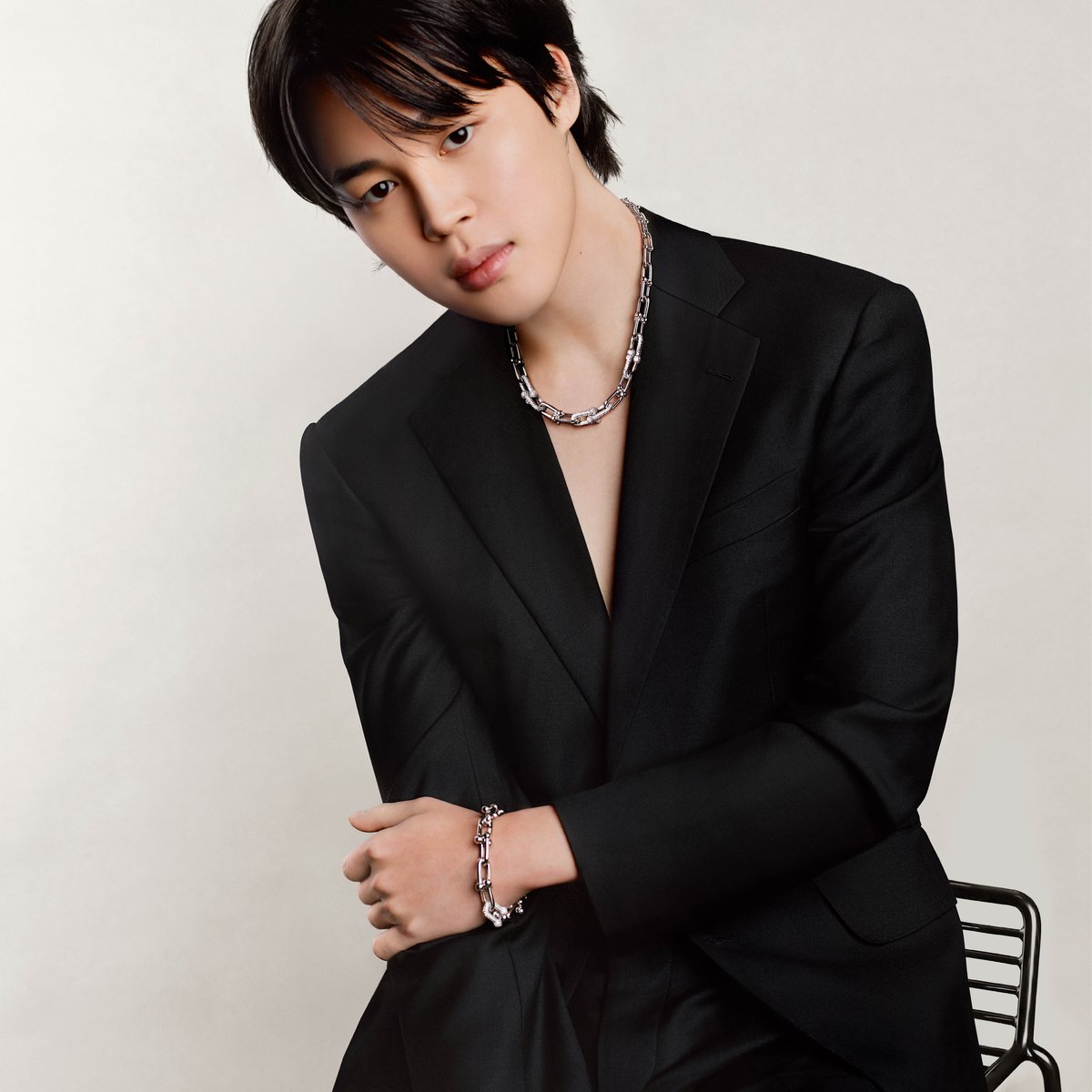 TiffanyAndCo's tweet photo. BTSのジミンが自由自在なスタイリングで魅せるアイコニックなコレクション。
ティファニー Tとティファニー ハードウェアで、あなただけのスタイルを完成させて。
#TiffanyT #TiffanyHardWear #TiffanyAndCo