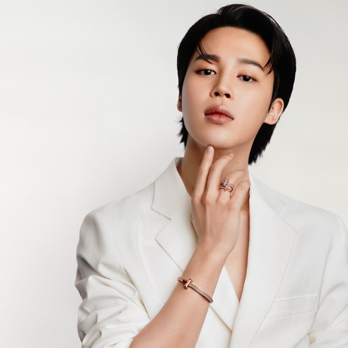TiffanyAndCo's tweet photo. BTSのジミンが自由自在なスタイリングで魅せるアイコニックなコレクション。
ティファニー Tとティファニー ハードウェアで、あなただけのスタイルを完成させて。
#TiffanyT #TiffanyHardWear #TiffanyAndCo