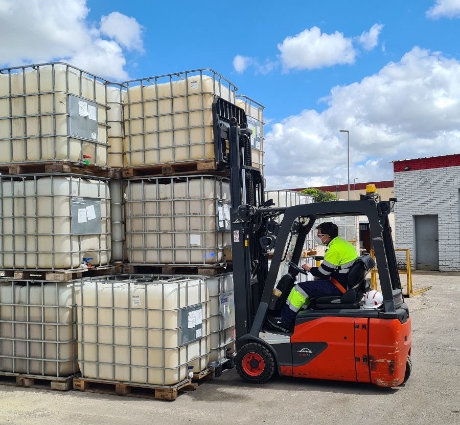 iftem's tweet photo. ✅ Curso de Manejo Seguro de Carretilla Frontal Contrapesada conforme a Norma #UNE58451 realizado para TOTAL en sus instalaciones de #Valdemoro #Madrid
🚜 Ejercicio de apilado con depósitos de agua
https://t.co/OL46DnkupS https://t.co/hLpOAsClCi