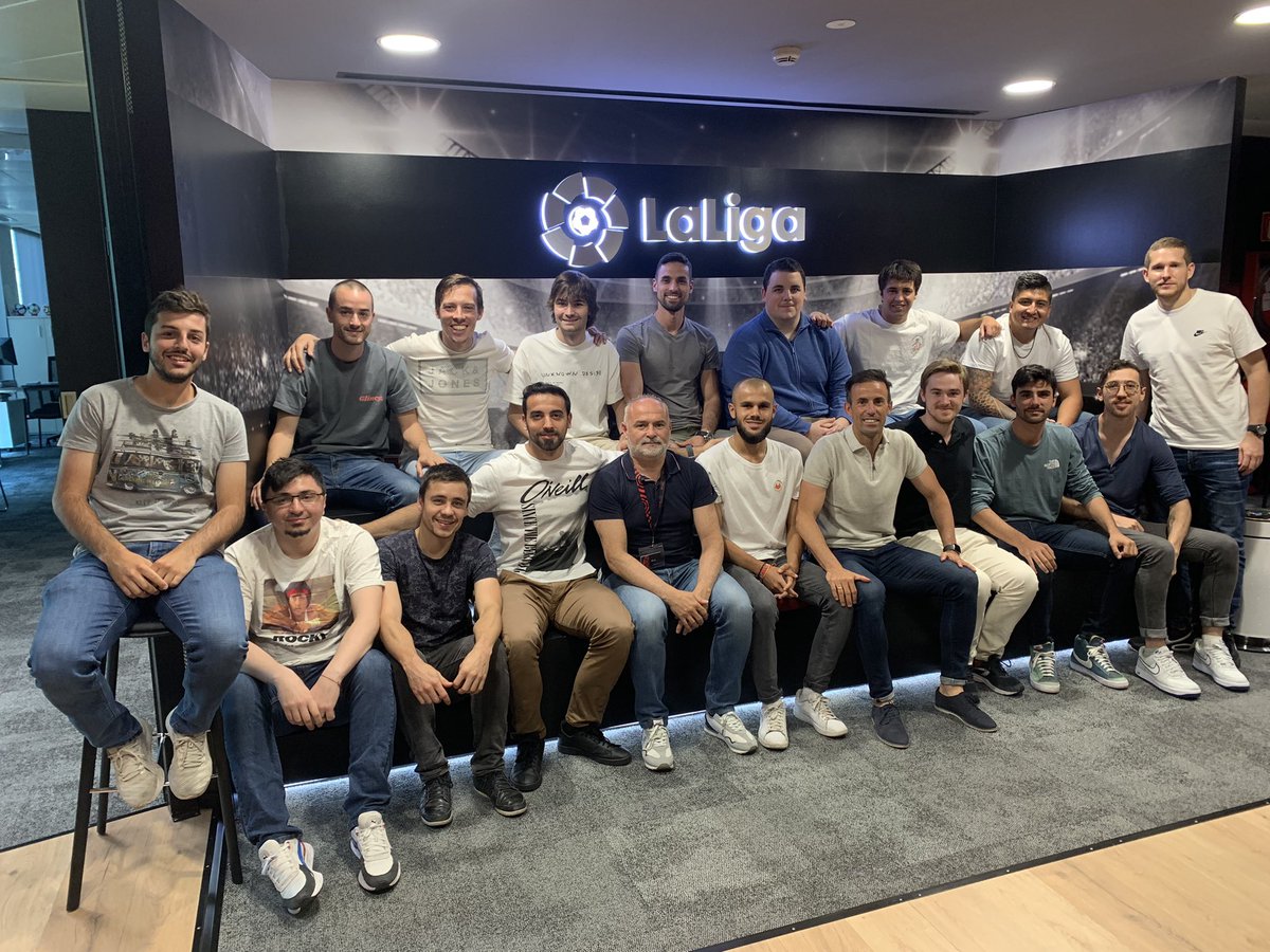 Como siempre agradecer a <a href="/LaLiga/">LALIGA</a> y @laligabusinessschool por la invitación y la posibilidad de transmitir en un contexto máximo de fútbol y aprendizaje con un gran grupo de alumnos.
Master en Dirección, Metodología y Análisis del fútbol ⚽️ 
.
#LaLiga