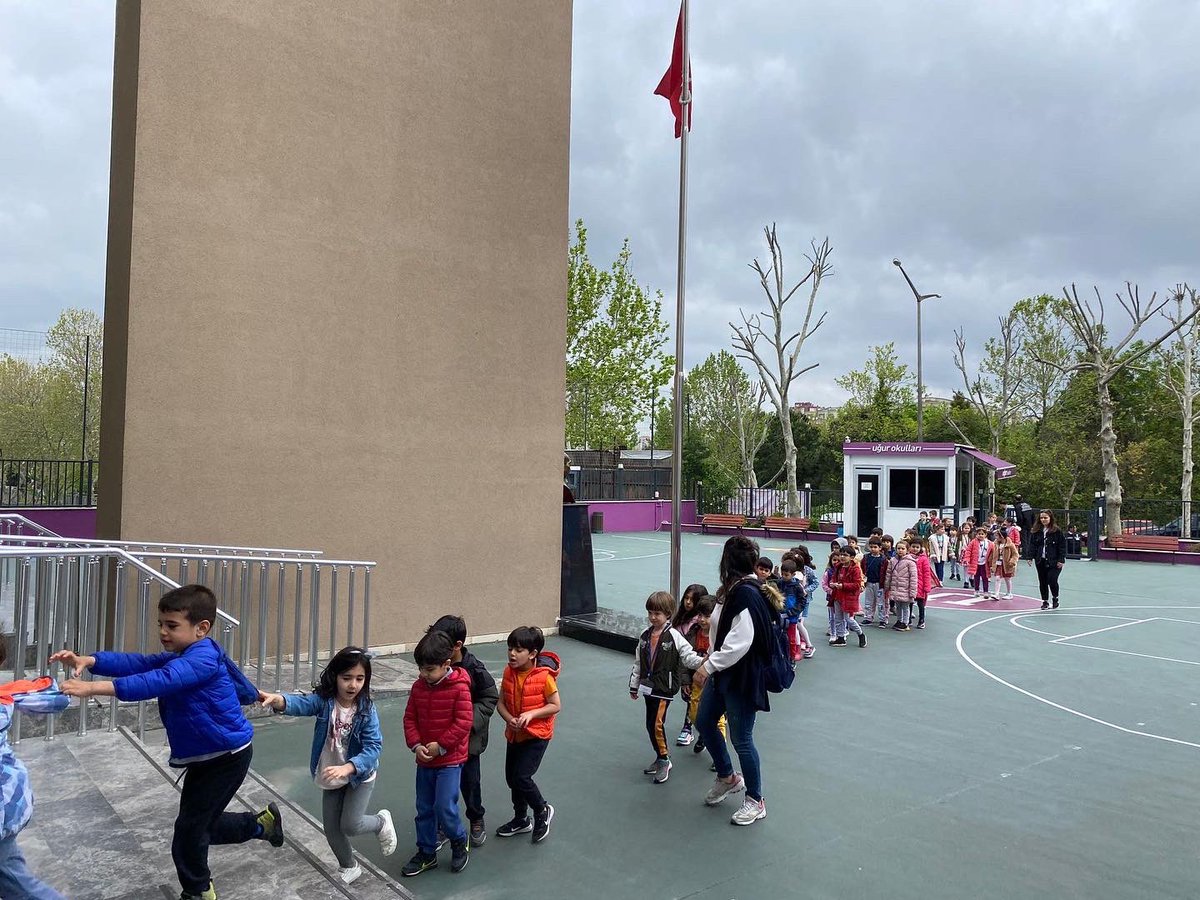UOHalkali's tweet photo. Okulumuz çevresinde faaliyet gösteren bağımsız anaokullarını bugün okulumuzda misafir ettik. Okulumuzu gezip tanıyan öğrencilerimize sanat ve tiyatro sevgisini aşılamak için oyunları ile bize destek olan sahnebaz ekibine de teşekkür ederiz.💜 https://t.co/mcAhdkHz8R