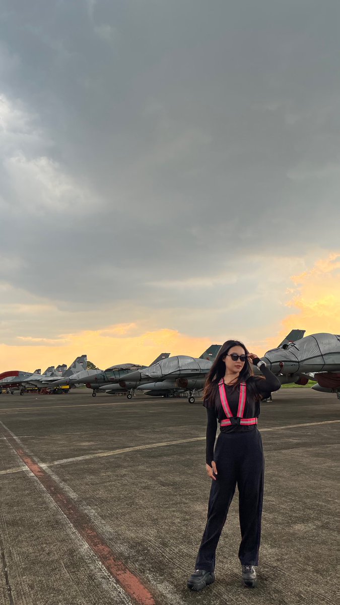 Sehinnn's tweet photo. @RandomWorldWar Mau pamer foto sama sukhoi yg lagi tidur 🫶🏻���� https://t.co/W9VFt1yfFO