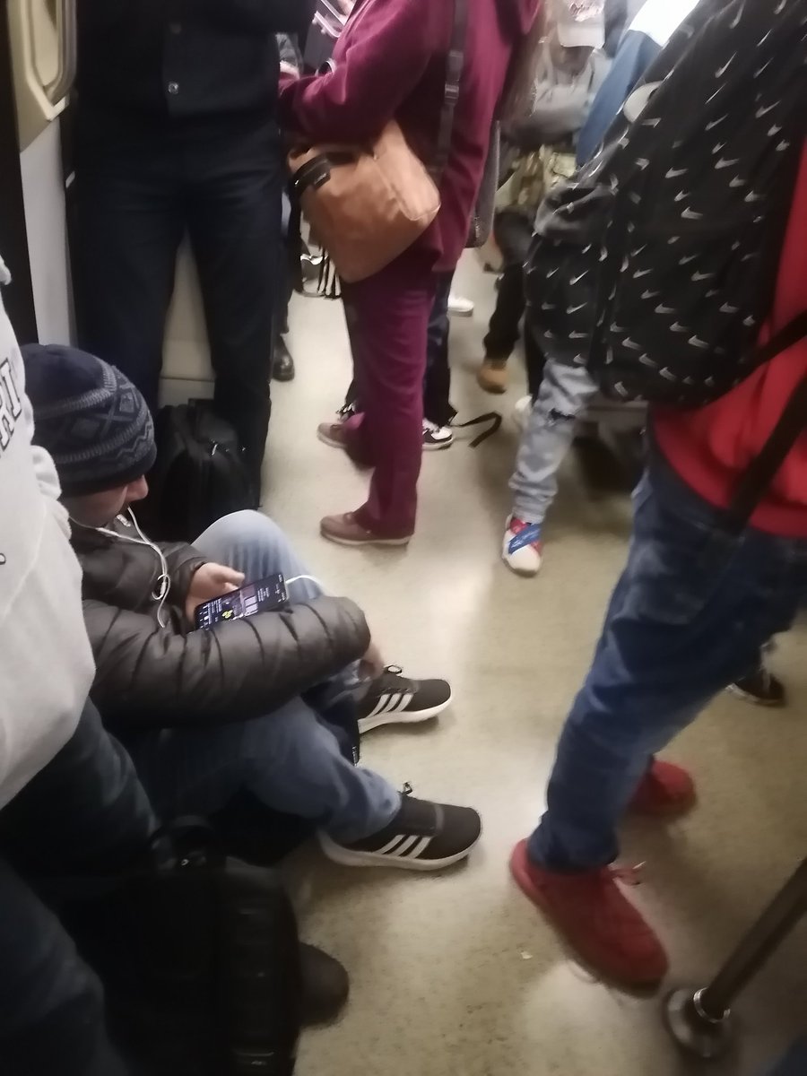 DuranBari's tweet photo. @metrodesantiago no hay caso todos los dias en la tarde y en la mañana como hoy 9 de mayo 06:52 NO entienden que oueden causar un accidente🤦🏻‍♂️ https://t.co/8mUqKzLJDj