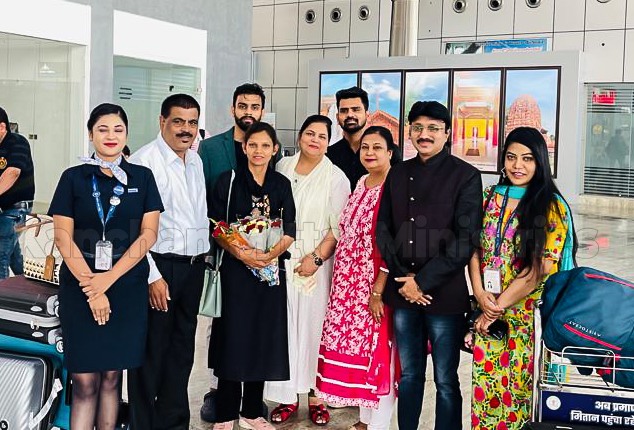 pastorkanchan's tweet photo. Woman of God, Senior Pastor Kanchan Mittal, Apostle Abhishek Mittal, and Pastor Ashish Mittal have landed in Chhattisgarh.📷 Pastor Mosses Logan and the entire team welcomed them with the bouquet. 📷

#KMM #Chhattisgarh #happiness #Planofgod https://t.co/GSAMsNLG9Y