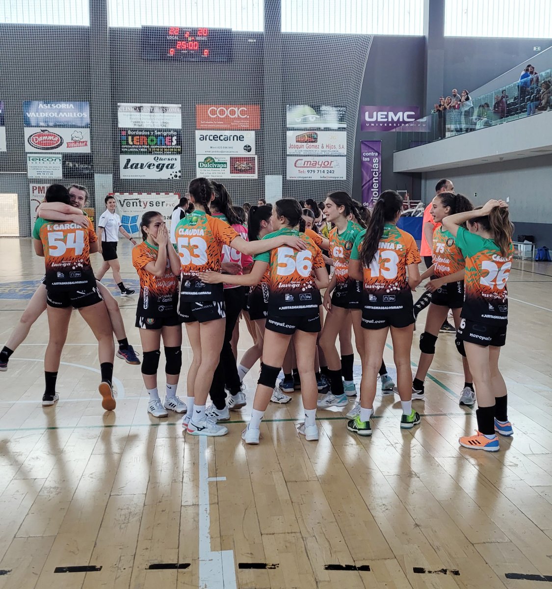 ¡Felicitaciones a las campeonas del equipo Carretillas Mayor Club Balonmano Palencia Femenino! 
Es un gran logro haber conseguido imponerse en la fase final.
¡En Cmayor estamos comprometidos con los jóvenes! ¡Que sigan cosechando éxitos en el futuro y disfrutando del deporte!