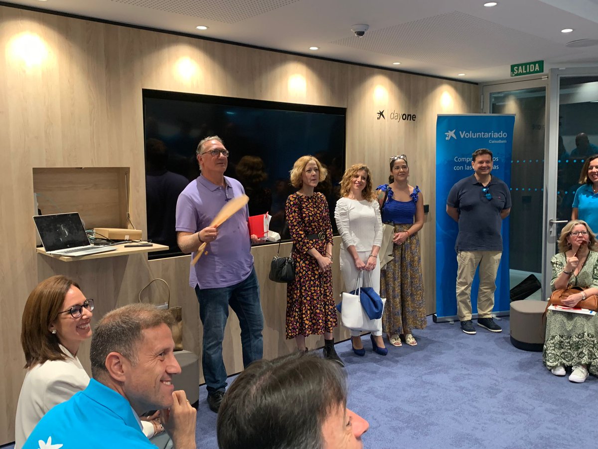 asociacionnaim's tweet photo. Encuentro de técnicxs Incorpora General del programa #IncorporaFundlaCaixa de @FundlaCaixa con gestorxs @caixabank empresas Málaga para realizar propuestas, revisar la posible actividad conjunta y proporcionar técnicas comerciales en el edificio #AgoraDayone del PTA. https://t.co/lTovizFM6T