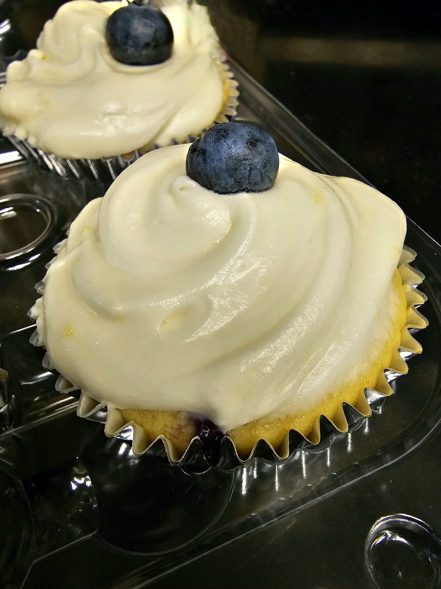 YooperCookist's tweet photo. Bluberry Lemon Cupcakes. https://t.co/hKgxSCfUZ0