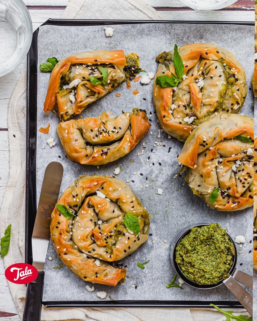 TalaCooking's tweet photo. Make a delicious light Spring lunch with these vegan Feta Filo Pastry Swirls! 🧀🥗 

Finish with a brushing of olive oil and some crunchy sesame seeds for a tasty meal.😋 

Click here for the full recipe: https://t.co/VPFY5N1W8Q 

#vegan #Springlunch https://t.co/579fmc9z8U
