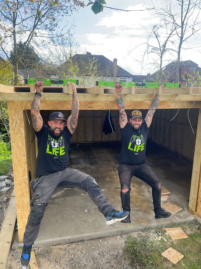 Imex levels are built tough! Phil and Brad from @thehomeimprovementschanneluk putting that theory to the test! 

#imex #imexlasers