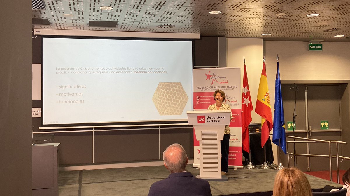 Continuamos con la intervención de Marta Duralde, Orientadora @ColegioCEPRI, que aborda la cuestión del “Aprendizaje en el entorno: enfoque y oportunidades”.
Duralde señala "la importancia de enseñar, a través de actividades en el entorno, la capacidad de planificar y anticipar".