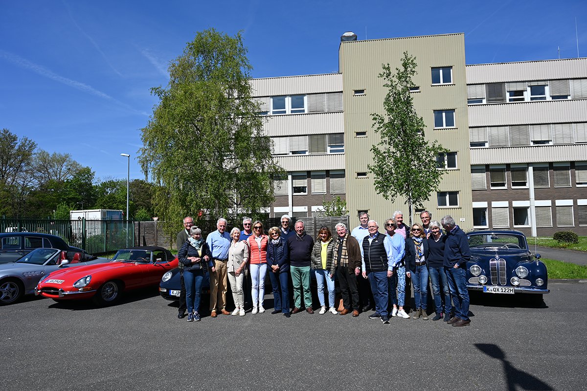 deutz_ag's tweet photo. Classic car gathering at #DEUTZ: On their way to Belgium and Luxembourg, the engine fans stopped off at our #Technikum. Here they learned more about Cologne's engine history and innovation of #worldmotorization – the #ottoengine invented in #Cologne. https://t.co/HZzxIPhJN6