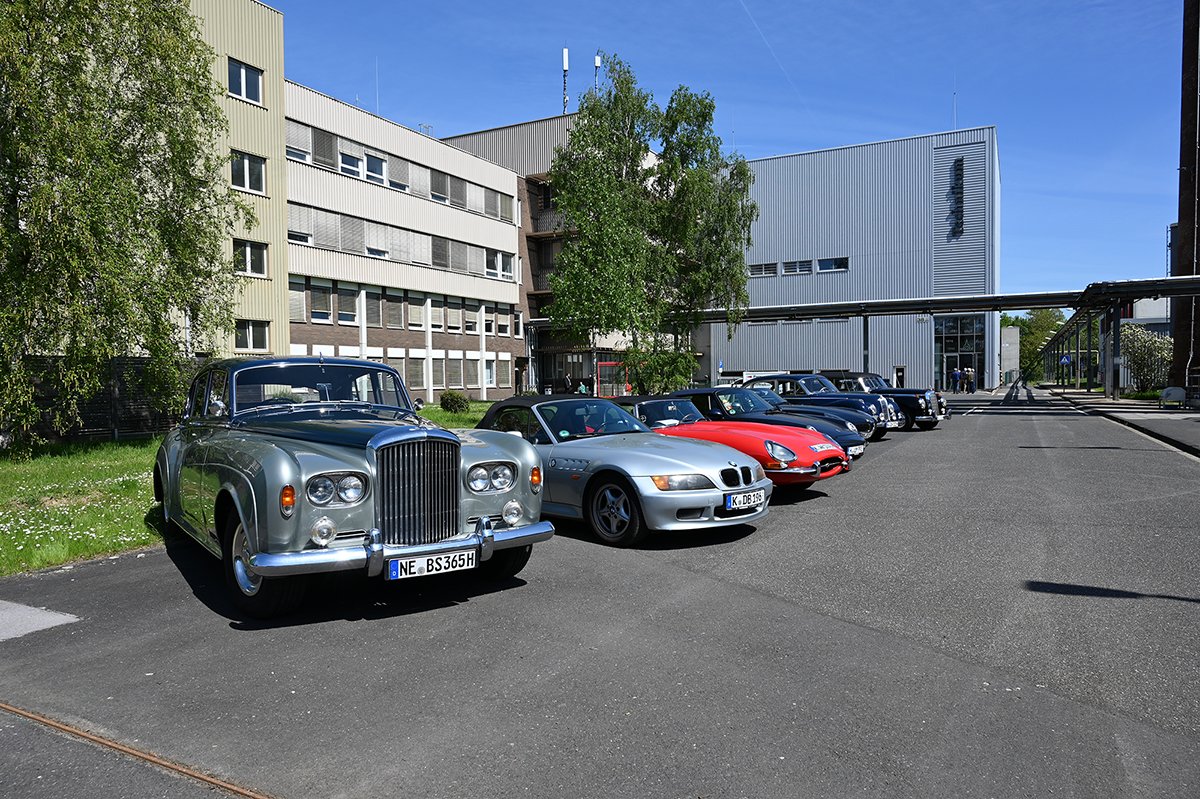 deutz_ag's tweet photo. Classic car gathering at #DEUTZ: On their way to Belgium and Luxembourg, the engine fans stopped off at our #Technikum. Here they learned more about Cologne's engine history and innovation of #worldmotorization – the #ottoengine invented in #Cologne. https://t.co/HZzxIPhJN6