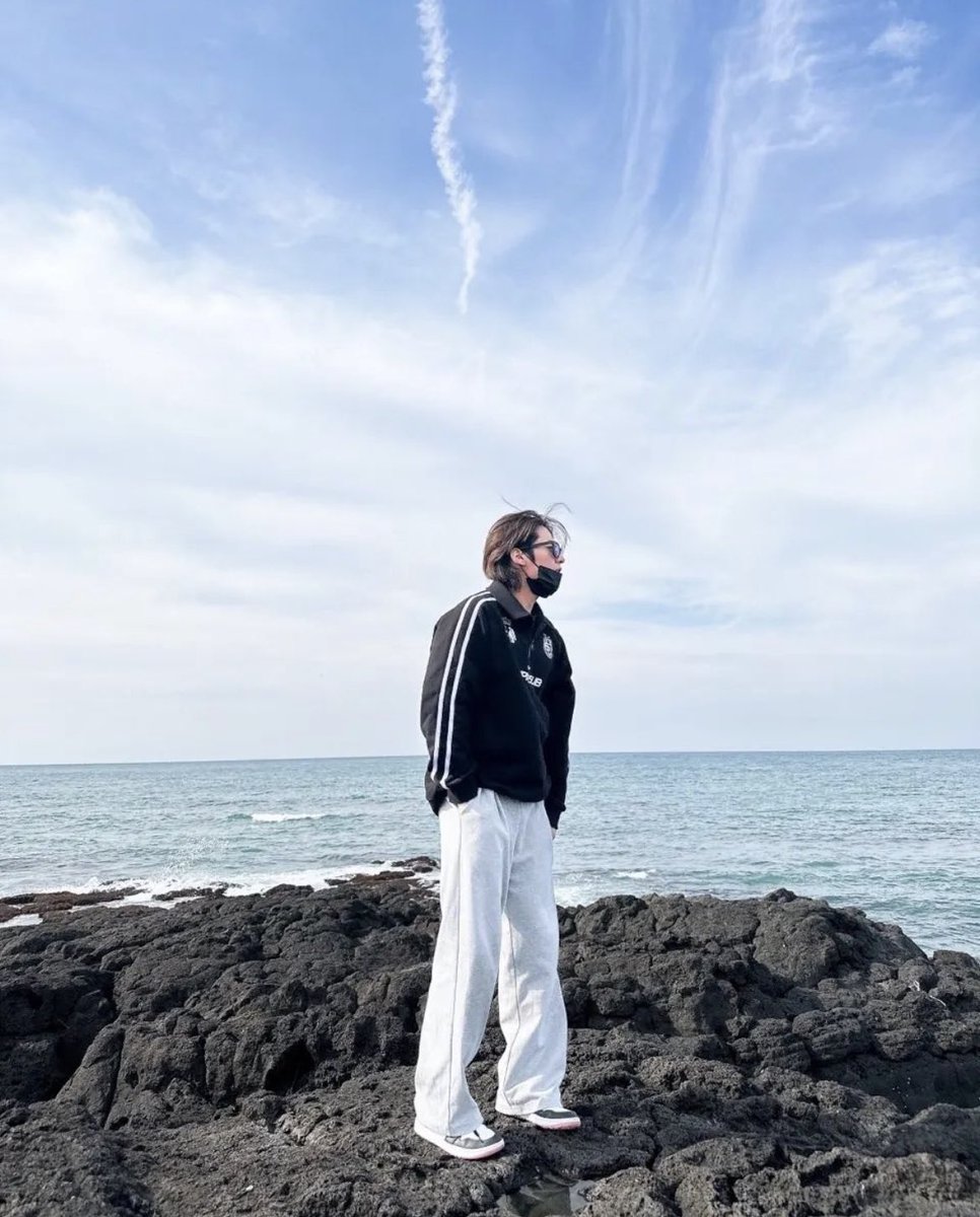 hyunhosource's tweet photo. his bf pics are getting too good 😩 https://t.co/A0yWGhIxRj