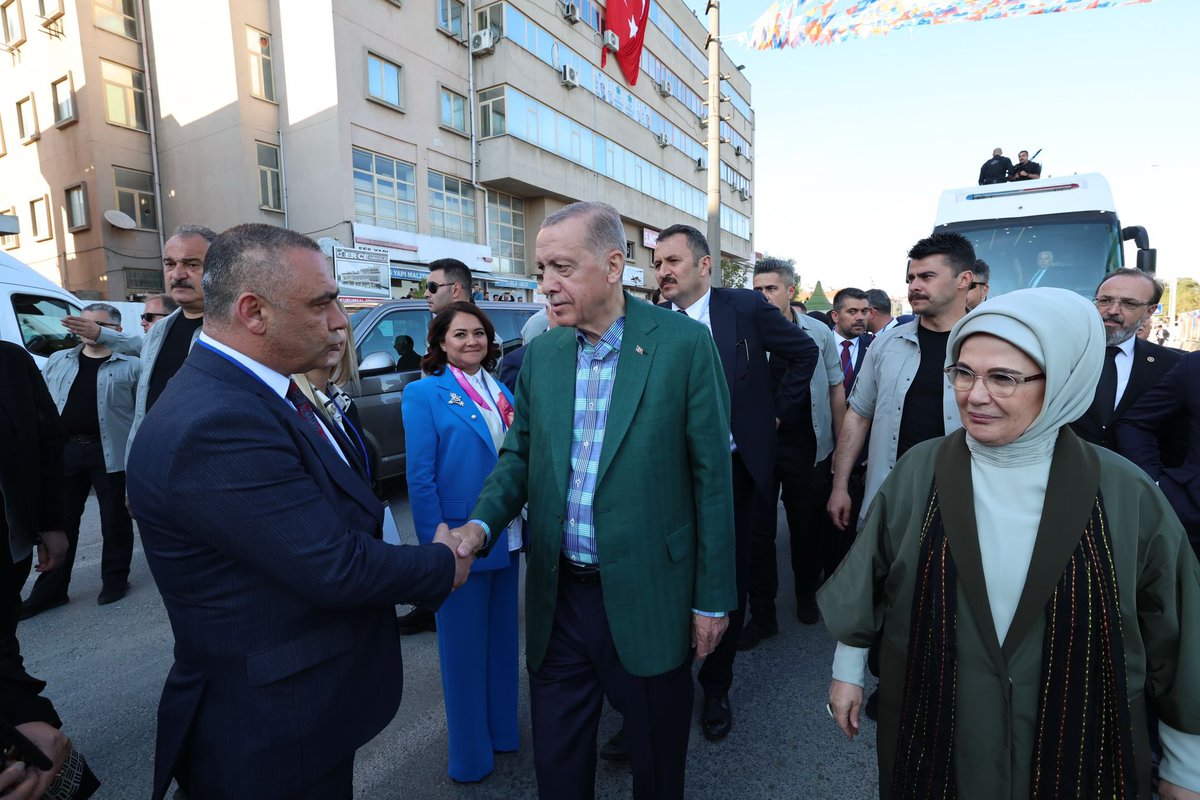 muratkocak77's tweet photo. CUMHURBAŞKANIMIZ ÇERKEZKÖYDEYDİ SAYGIDEĞER GENEL BAŞKANIMIZ PEVRUL KAVLAK’IN SELAMLARINI İLETTİK.

#HEPİMİZBİRİZ
#ÇERKEZKÖYŞUBE https://t.co/RiY5gFRhUk