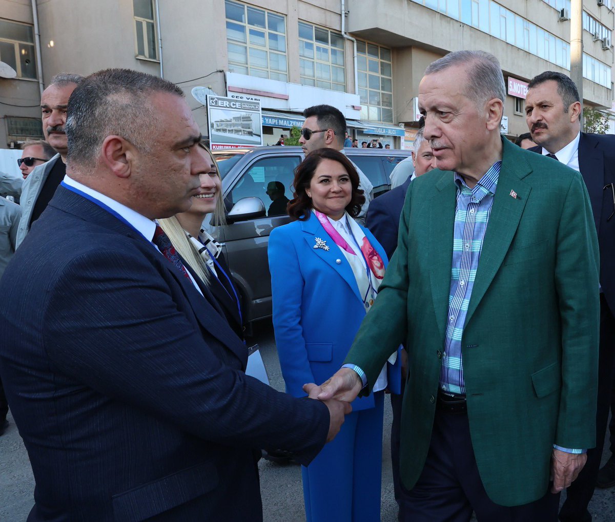 muratkocak77's tweet photo. CUMHURBAŞKANIMIZ ÇERKEZKÖYDEYDİ SAYGIDEĞER GENEL BAŞKANIMIZ PEVRUL KAVLAK’IN SELAMLARINI İLETTİK.

#HEPİMİZBİRİZ
#ÇERKEZKÖYŞUBE https://t.co/RiY5gFRhUk