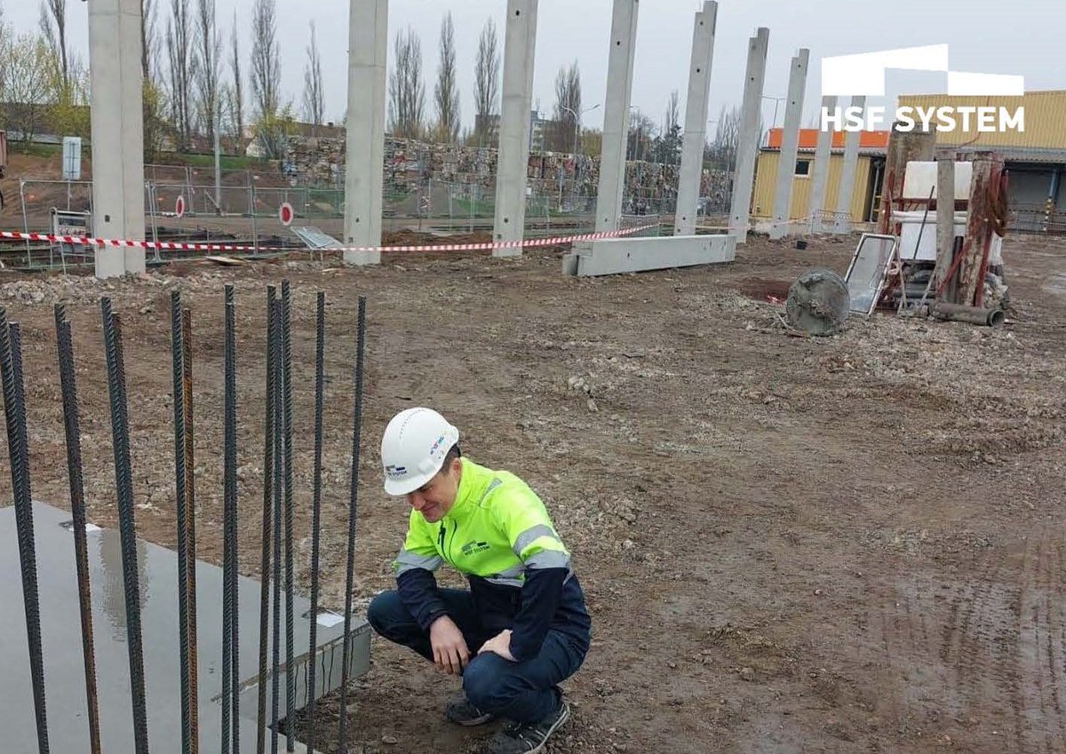HSFSystem's tweet photo. Na výstavbě haly D209 pro Mondi Coating Štětí aktuálně probíhá montáž prefabrikovaných konstrukcí.💪🏗️👷 @mondigroup 
#hsfsystem #stredisko02 #steti #usteckykraj #mondi #mondigroup #mondicoating #buildingcompany #construction #excevation #ecofriendly #work #worksafety #warehouse https://t.co/90t5CxzPLP