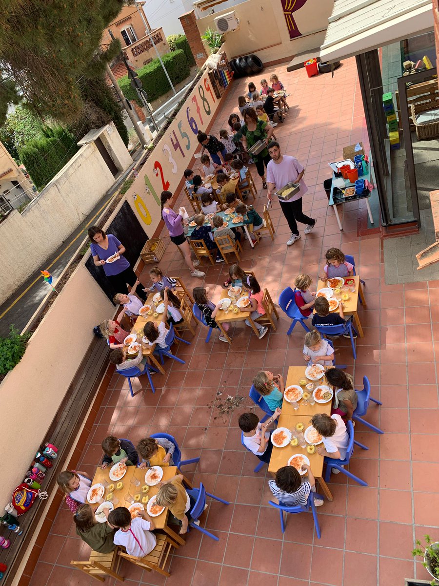 escolasadako's tweet photo. Avui els Seitons Petits 🐟i els Playmobils 🎎 hem dinat 🍽️ junts al pati de l’escola
#acompanyam #padrinesfilloles #EI3 #EI4 https://t.co/4Qwj6rBLdS