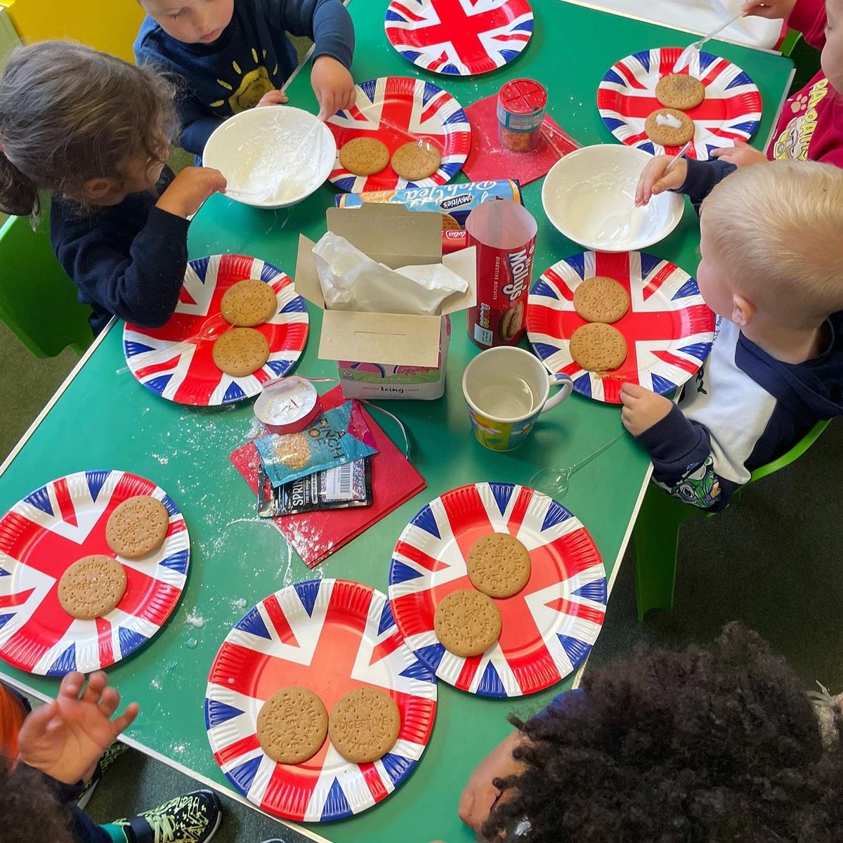 GreenwichLibs's tweet image. To commemorate the #Coronation of #KingCharlesIII #ColdharbourLibrary held a party including a screening of the event, cake, refreshments and fun for all ages including biscuit decorating and crafts! 👑 It was so much fun, thank you all for coming! #LoveYourLibrary