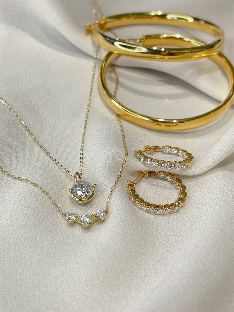KeMcGee's tweet photo. Gold denotes generosity, compassion and optimism. No wonder it's the perfect gift for mom 💗 
#jaredemployee #goldfashion #mothersday #diadelasmadres #yellowgold #fashionjewelry #giftgiving #giftguide #giftsforher #gifting101 https://t.co/moKOC40Rhl