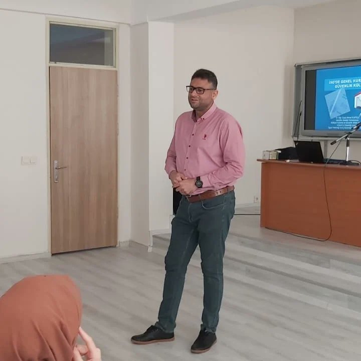 SGTMTAL's tweet photo. 4-10 Mayıs iş sağlığı ve güvenliği haftası münasebetiyle okulumuzda Amasya Üniversitesi İş Sağlığı ve Güvenliği Ana Bilim Dalı öğretim üyesi Dr. Ahmet Yurtçu tarafından personel ve öğrencilerimize iş sağlığı ve güvenliği konularında seminer verilmiştir.
#mesleğimhayatım https://t.co/kMjCy3cru9