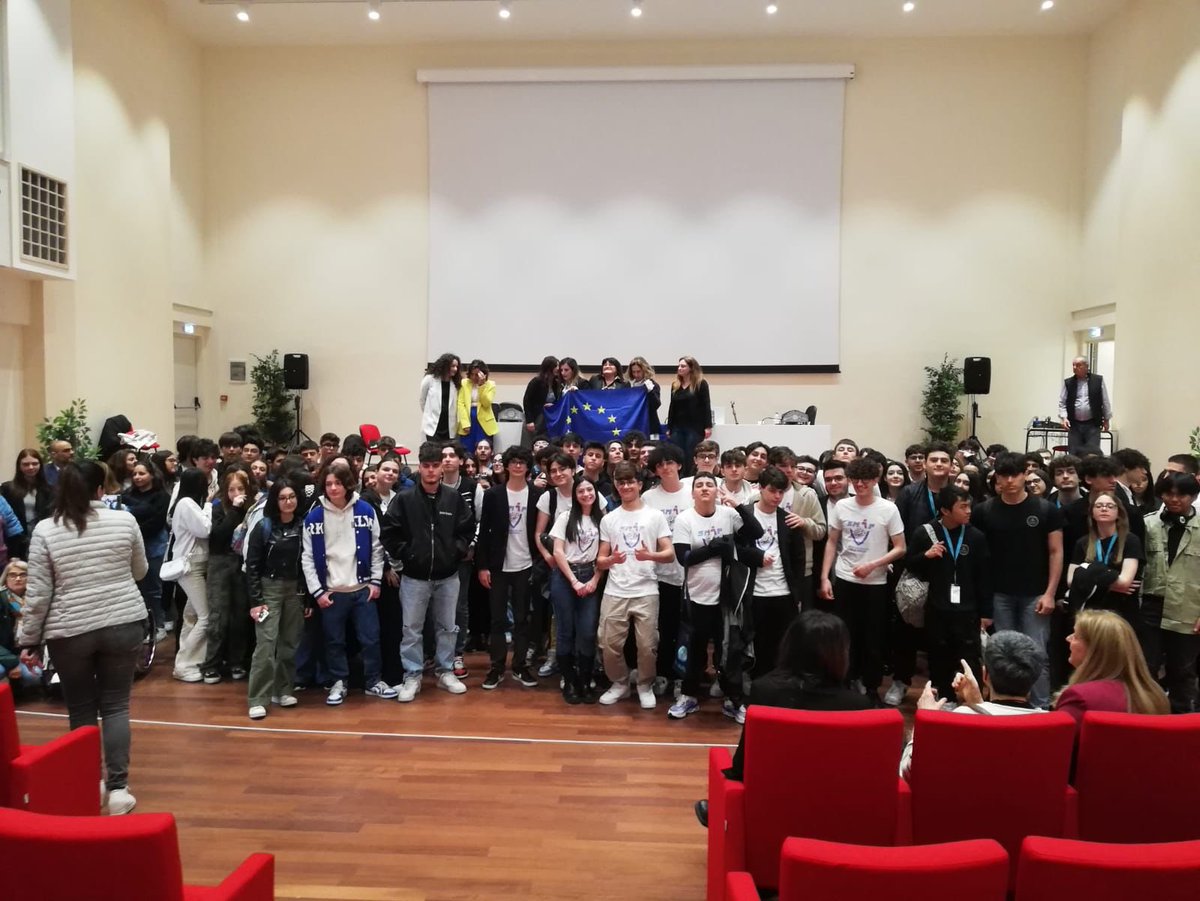 SMAF2022's tweet photo. We are the champions🥇💪🏻😍
#liceofermiAversa
#liceofermiParete
#Edcaserta 
#ASOC2223
#Monithon 
#dottoressaantoniagirfatti
#dottoressaantonellalafaci
#SMAF
#scaccomattoallefrodi
#ilgiocopuóesercitaredipendenza https://t.co/hxZfQttdhr