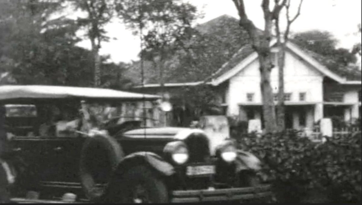 LostJakarta's tweet photo. Jalan Teuku Umar 11 in Menteng. Classification A which means no changes allowed to exterior and interior. However compared to the 1933 photos it has changed significantly. Question is whether this occurred before or after 1999 when the law was introduced. https://t.co/y0PTPdg9Po
