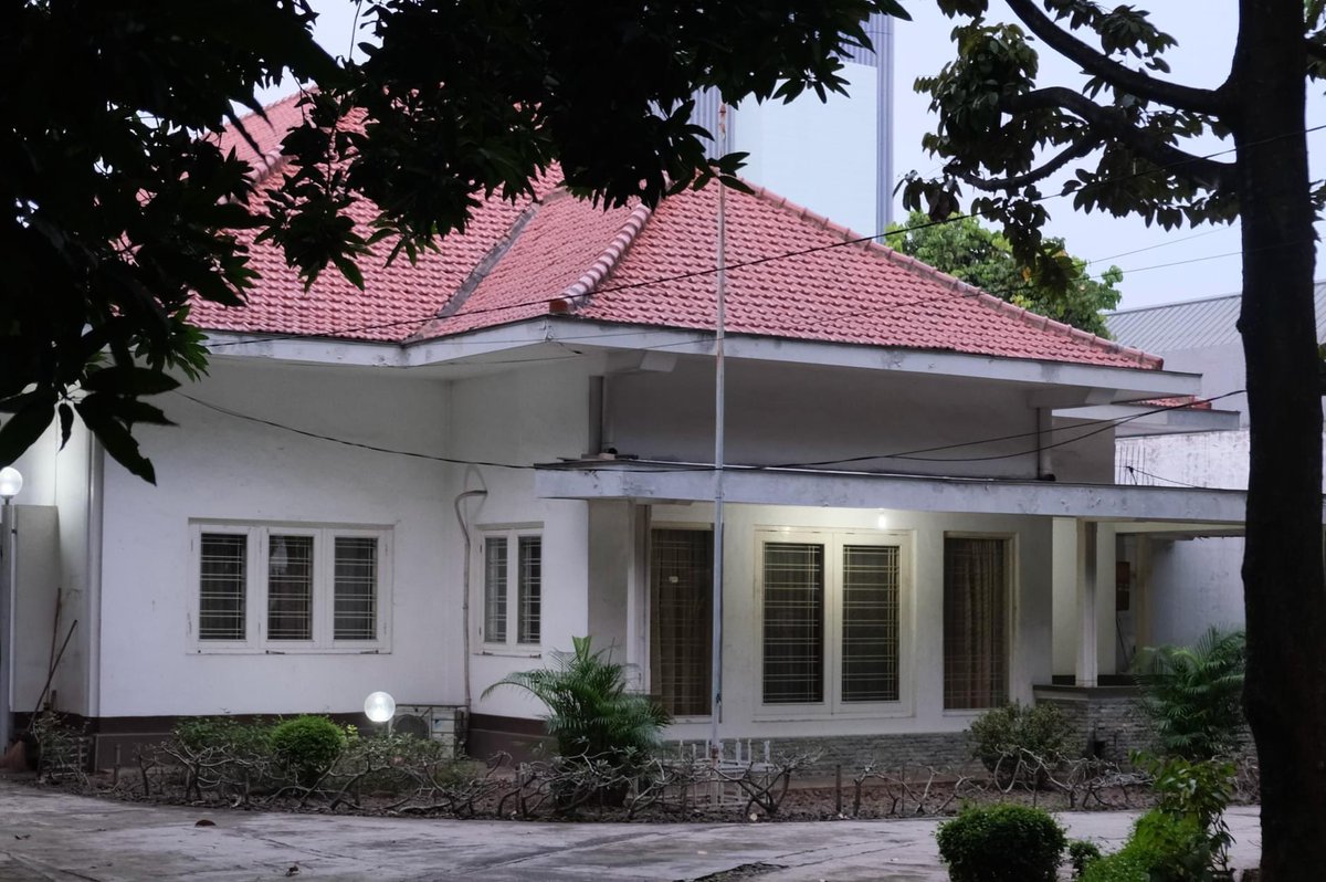 LostJakarta's tweet photo. Jalan Teuku Umar 11 in Menteng. Classification A which means no changes allowed to exterior and interior. However compared to the 1933 photos it has changed significantly. Question is whether this occurred before or after 1999 when the law was introduced. https://t.co/y0PTPdg9Po