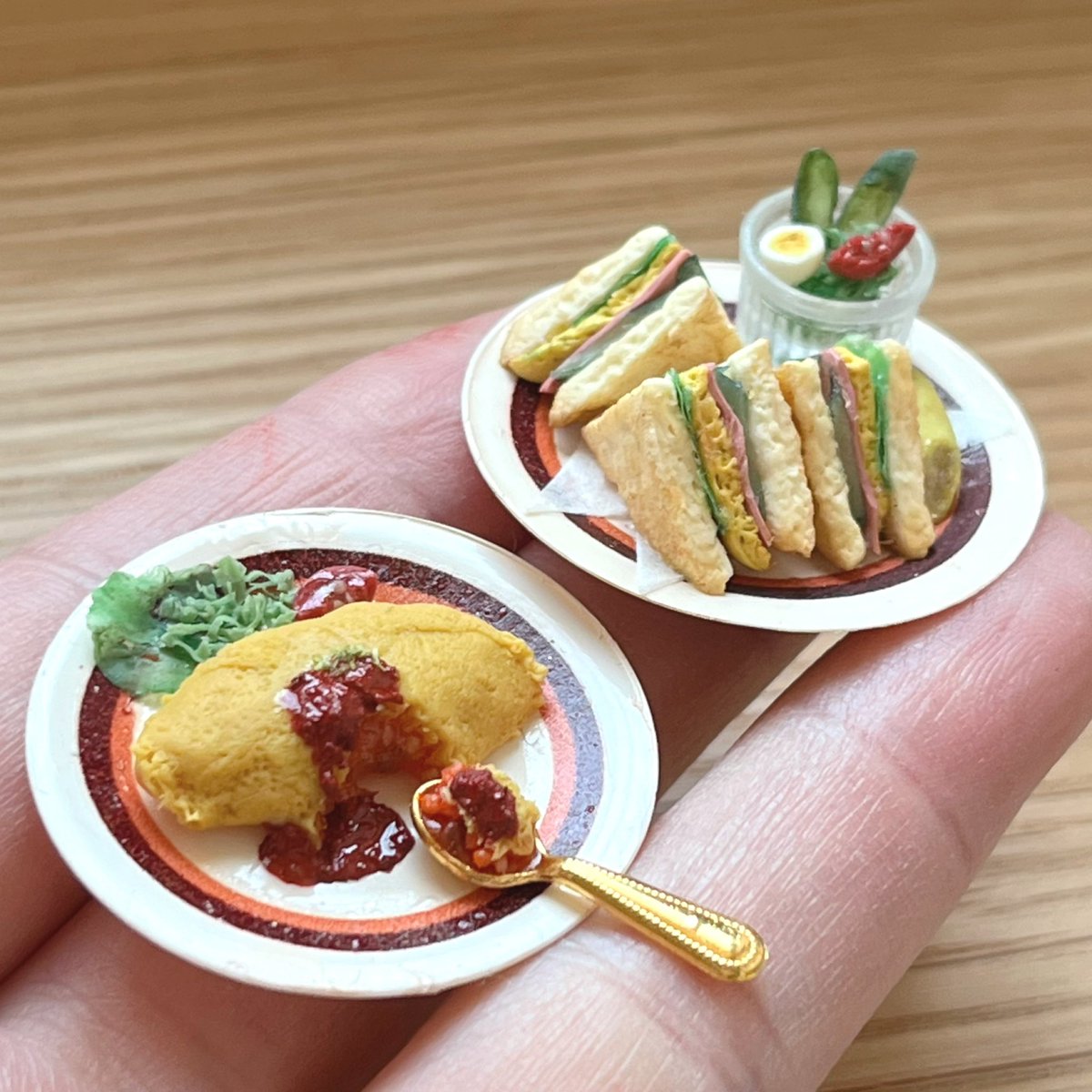 MiniYute's tweet photo. サンドウィッチとオムライス作ってみました！

#ミニチュア #ミニチュアフード #miniature #miniaturefood #dollhouse #ドールハウス #樹脂粘土　 #ハンドメイド #ブライス #アイ��ードール #推し活 #リカちゃん #レトロ #昭和レトロ #純喫茶 https://t.co/9IcqCKaOPu