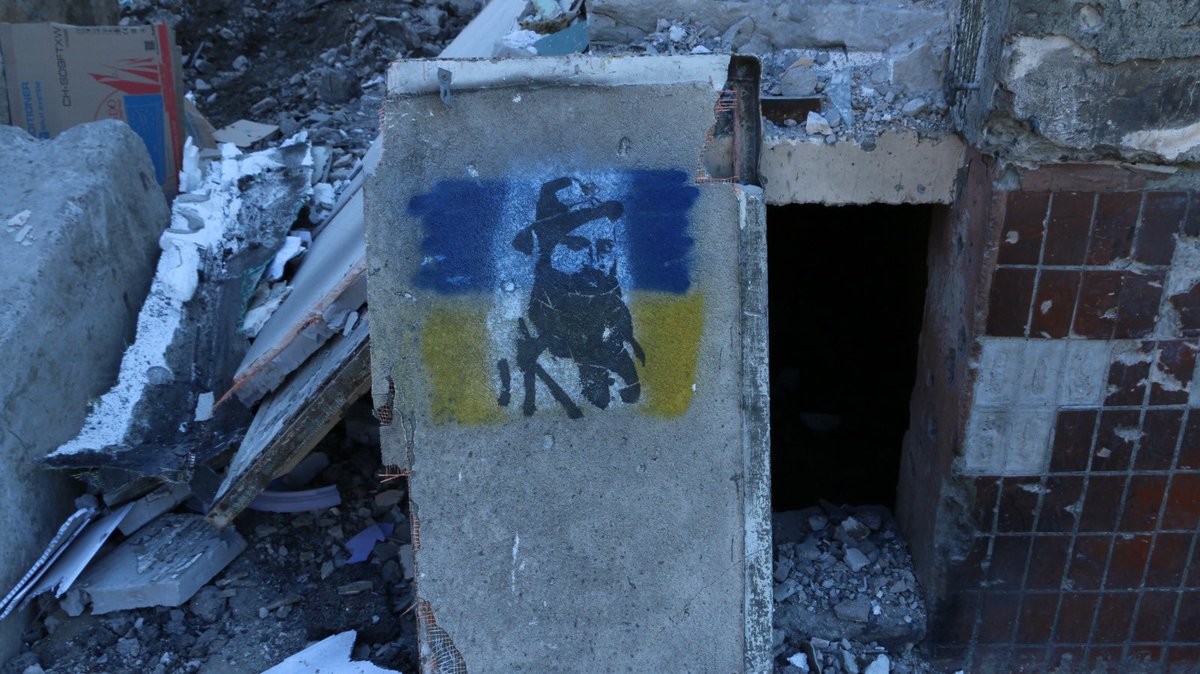 GeorgeArtwell's tweet photo. #9May We founded the @FrontFellas initiative with friends from all over the world &amp; an official ukranian NGO in Ukraine. We saved my art piece “Carmine Crocco of Irpin” that was made alongside Banksy’ Ballerina! Helps us donating and get a shot to get it! https://t.co/R60koNNWRO https://t.co/ipGvFiTNSm