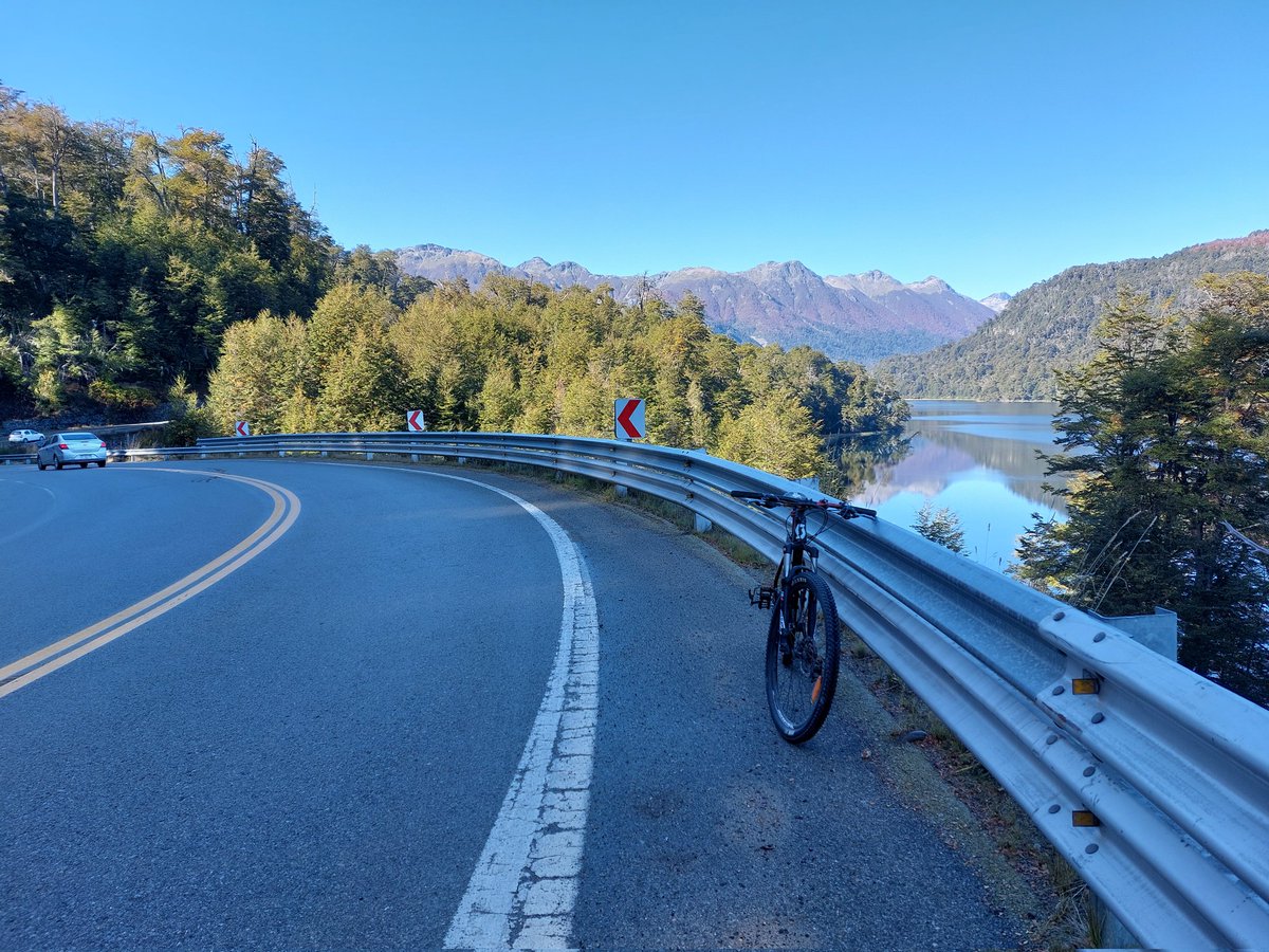 CichoDan's tweet photo. Pedalear los domingos por la ruta de los 7 lagos y escuchar un capítulo de @SinSucursal me inspira y me aporta ángulos para trabajar mis informes cualitativos para los bancos que hacen catch up. Gracias por estos contenidos, unos genios.#fintech #research https://t.co/a0v436Io2t