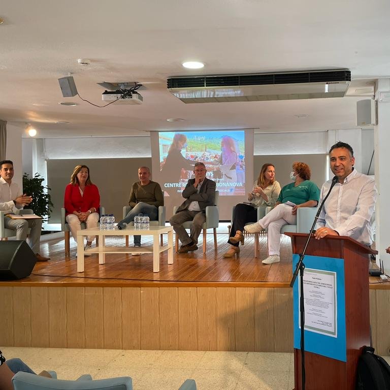 imasmallorca's tweet photo. 👥 Debatim amb experts, a la residència #LaBonanova, sobre les eines més efectives per afrontar els trastorns afectius i emocionals que afecten les persones al llarg de la vida.
🛑 Treballam en xarxa amb @SalutGOIB per garantir la #SalutMental de la #gentgran de #Mallorca. https://t.co/vIJz3CG8JF