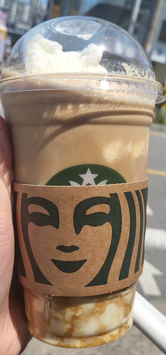 오랜만에 냅다 근황
바닐라빈푸딩 어쩌고저쩌고 신메뉴를 먹었용..~ 쿠폰 쓰려다가 카드 잔액으로 결제하는 바보짓을 했지만.... 헤헤 꽤 괜찮았답니다~