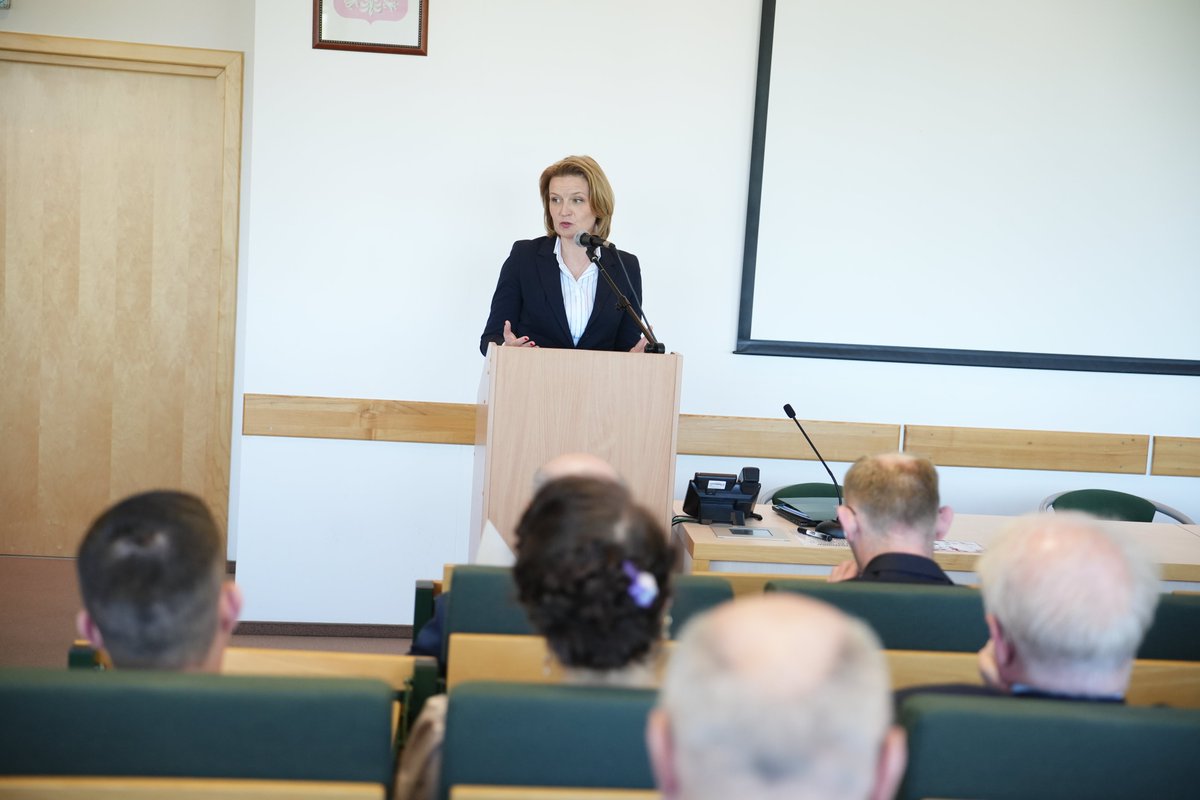 📸 Wiceminister <a href="/barbarasocha/">Barbara Socha</a> wzięła udział w ogólnopolskiej konferencji naukowej pn. „Nauki o rodzinie jako dziedzina i dyscyplina naukowa – szanse i wyzwania” w #Warszawa. Podkreśliła, jak ważne jest rozwijanie i wspieranie wiedzy na temat rodziny.