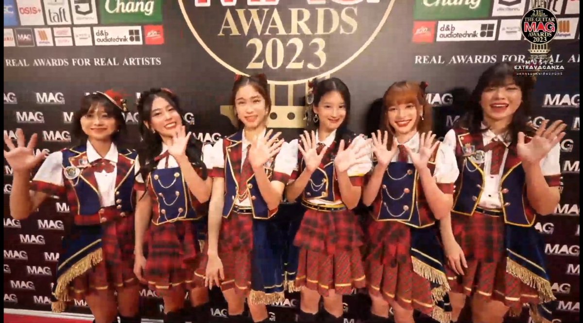 น้องๆ BNK48 มาแล้ว

#MioriBNK48 #FondBNK48 #PaeyahBNK48 #JanryBNK48 #NewBNK48 #WeeBNK48
#BNK48
#TheGuitarMagAward2023