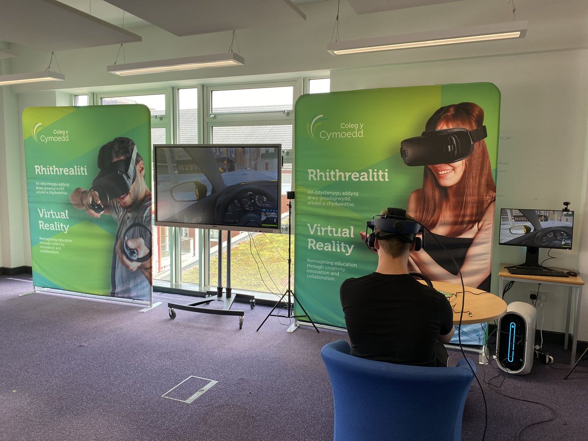 Exploring how behaviours can affect our driving (alcohol, smartphones and fatigue) with the @CymoeddPS learners @ColegyCymoedd 🚗🥽 #HTC #VR #VRinEducation #safedriving