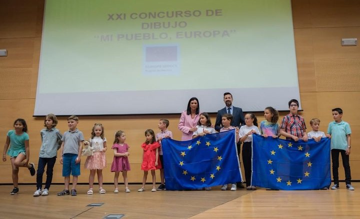 regiondemurcia's tweet photo. 🇪🇺 Más de 2.700 escolares de la Región participan en el XXI concurso de dibujo 'Mi pueblo, Europa'

Los ganadores recibieron ayer los premios en un evento celebrado en el Archivo Regional de Murcia

https://t.co/K1qtNnG4TY https://t.co/cr1YV9CwPD