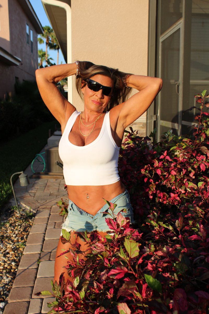 sunni_daizeFL's tweet photo. Good Morning - Happy Tuesday, want some MILF with your coffee? #MILF #Mature #HotWife #FBSM #POV #playful #nudist #Florida #OpenMinder #UpsideDownPineapple #onlyfansFree #companion #countrygirl #men #women https://t.co/fSe1UgKcS5