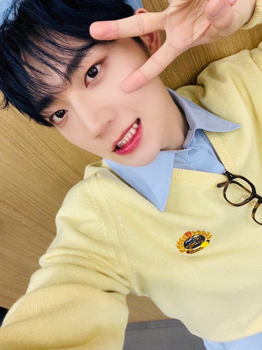 TPST_twt's tweet photo. [#형섭] 오늘은 개나리🌼
(feat. 울 섭이 페도라 쓰고 내 심장 패도라) https://t.co/jVwm6Rl98n