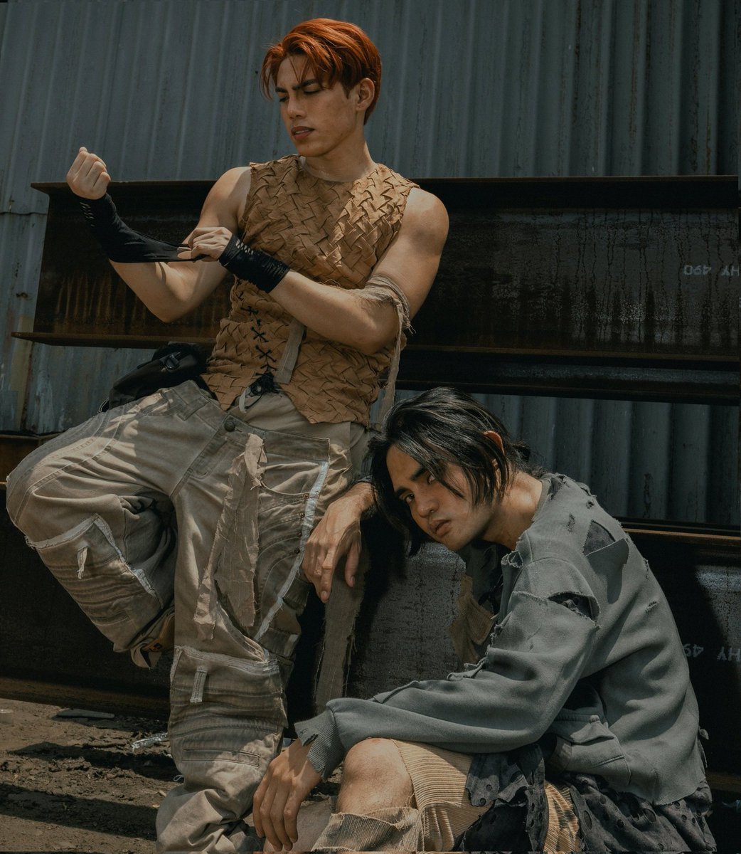 vesternipau's tweet photo. two different shots pero look at pablo's stares 😭 oo na, wala naman aagaw, lods eh kaya kalmahin natin 😩

@SB19Official #SB19
#SB19PAGTATAG #STELLJUN
#GrupoMusical #SECAwards https://t.co/LK1EQxmT75