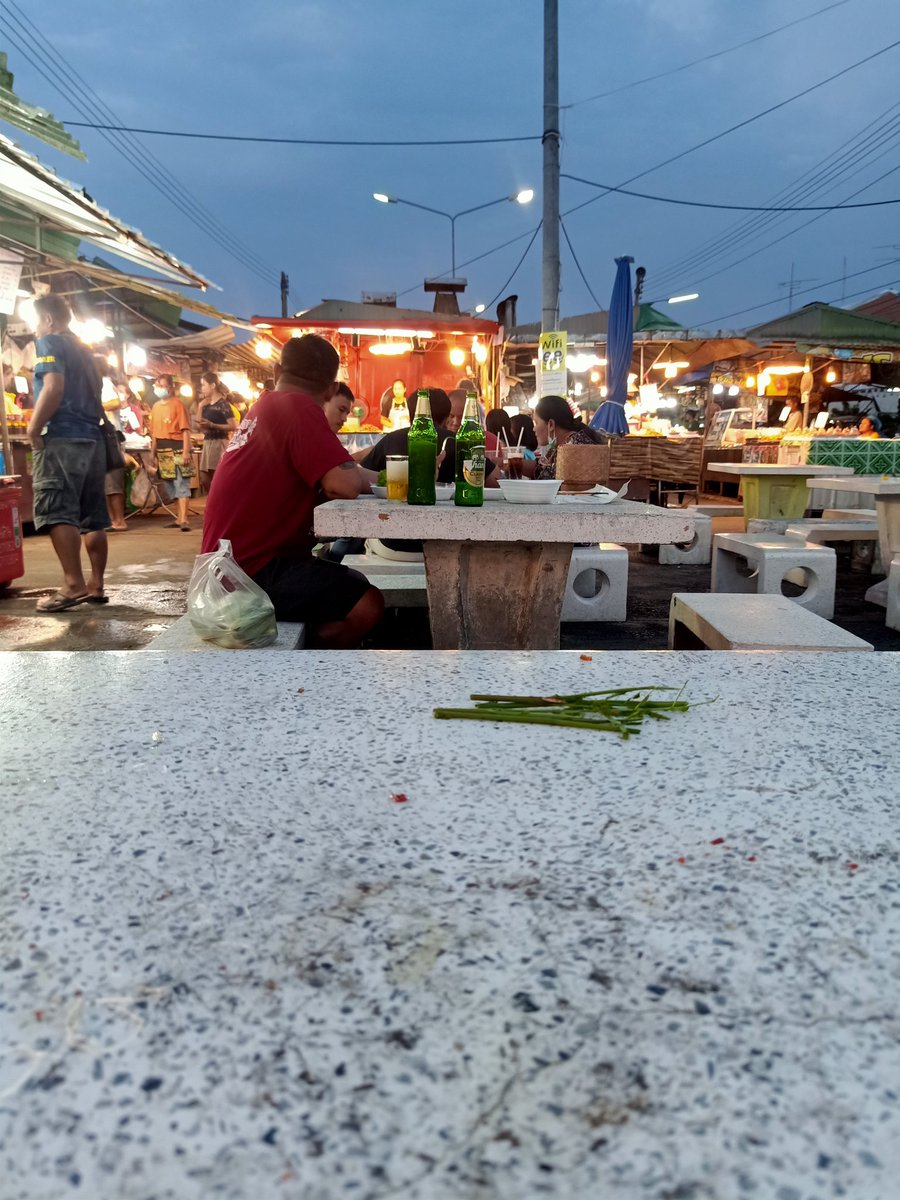 KhuSaPatt's tweet photo. คนเดียวกะได้คนอื่นไปกะแฟนหมด  เห็นเค้ากินเบียร์ละคอแห้งเด่น้อ  🤣🤣🤣🤣 https://t.co/e7lQTWlokW