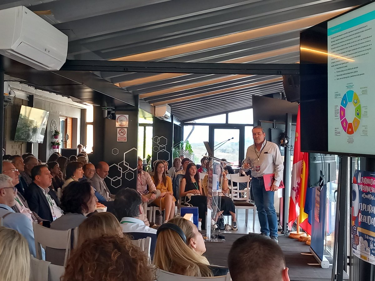 CFIEdeSoria's tweet photo. El @Ies_SatCatalina comparte su experiencia "Líderes digitales" con los asistentes a la Jornada #CompDigEdu
#COMPDIGEDU_So
@CDE_Soria
#formacionCyL
#innovaCyL
#ticCyL
@educacyl https://t.co/qpItrCIWa4