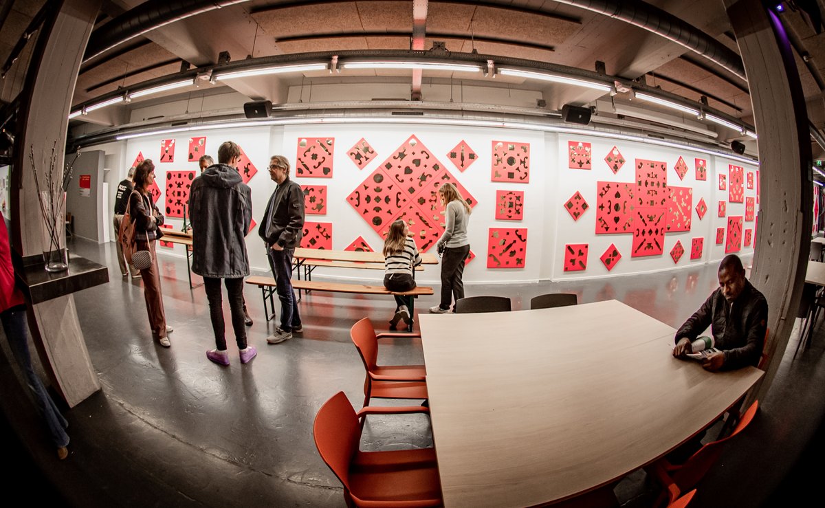 Laatste kans! De royale outtakes van citydressingproject BIG BIJOUX in de Apeldoornse binnenstad sieren alleen dit weekend nog de muren van het ACEC Café! Bezoek dus nu BIG BIJOUX - OUTSIDE IN van studio VOLLAERSZWART👑

📸 Rob Voss