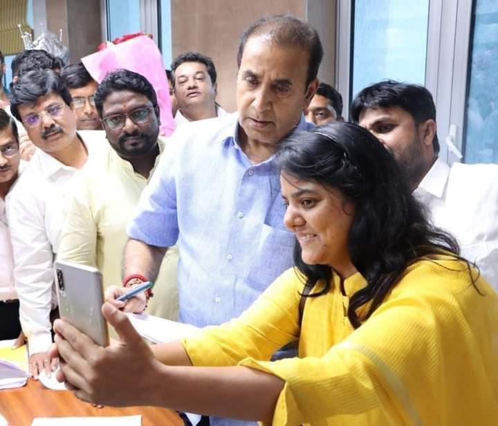 SakshnaSalgar's tweet image. राष्ट्रवादी काँग्रेस पक्षाचे ज्येष्ठ नेते तथा महाराष्ट्र राज्याचे माजी गृहमंत्री सन्माननीय अनिल देशमुख साहेब यांना वाढदिवसाच्या अनंत व अनेक शुभेच्छा.
@AnilDeshmukhNCP Saheb.
#FilePhoto