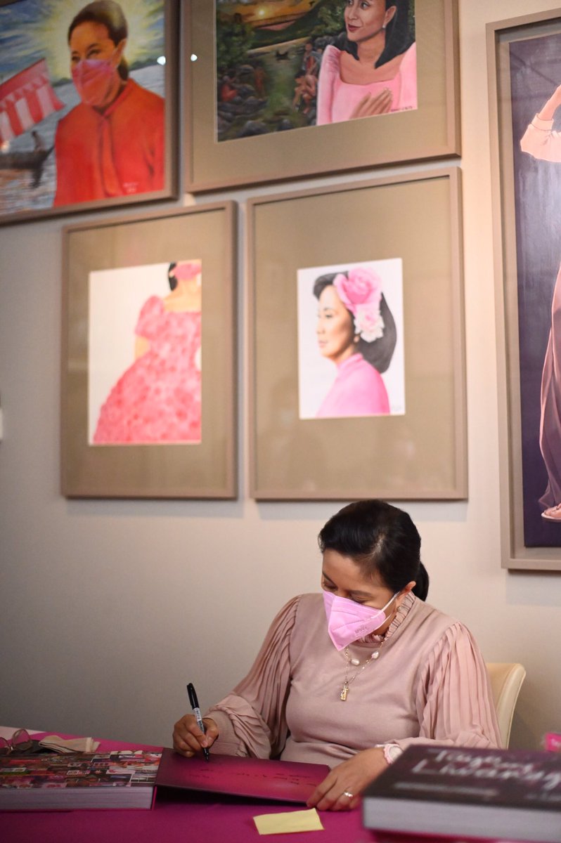 Ikaw, ako, TAYO ANG LIWANAG 💫

 “If I have to go through it all over again, I will.” 💗

‘Yan ang sabi ng ating Chairperson <a href="/lenirobredo/">Leni Robredo</a> nang inilunsad kanina ang sinulat niyang “Tayo Ang Liwanag” coffee table book na puno ng mga storya ng bayanihan, pagtutulungan, at pag-asa 🌸
