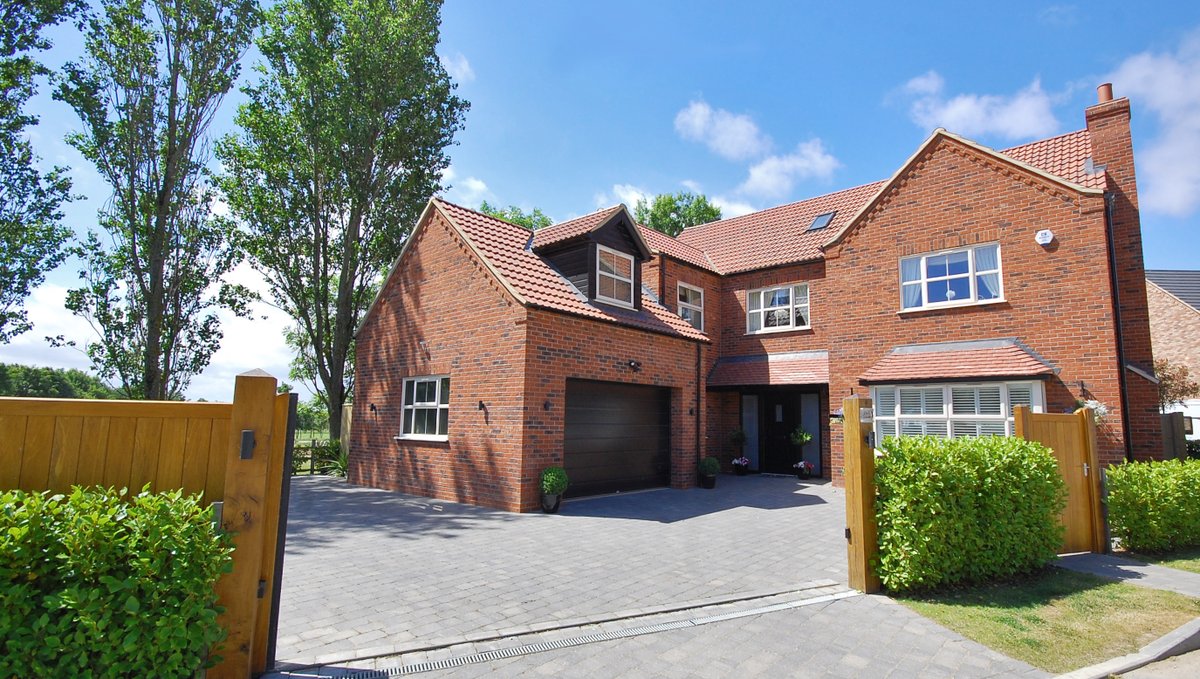 MoveWithMasons's tweet photo. 🦆 Move with Masons 🦆 to Out Of Bounds Tetney, DN36 5FT Guide Price £625,000 🏡 Detached 6 bed house completed 2020  🗓️ 10-year warranty in sought-after rural village ⛳️ Adjacent to Tetney Golf Course Full details https://t.co/HI8fkH4o2s Call  📞 01507 350500 #nelincsproperty https://t.co/MCyr6Tr8dL