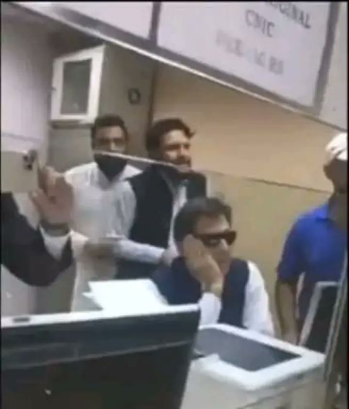 OldSukool_'s tweet photo. How i be looking at my life falling apart with zero will to study, hair loss, 12+ hrs of screentime https://t.co/EWP11XQi29