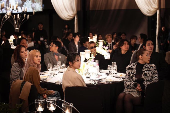 This would have been a perfect seating arrangement for 2ne1bang like it is meant for 9 people in one table. If  only Seungri, TOP and Bommie was there.....
#2ne1 #Bigbang #2ndgenkpopfan