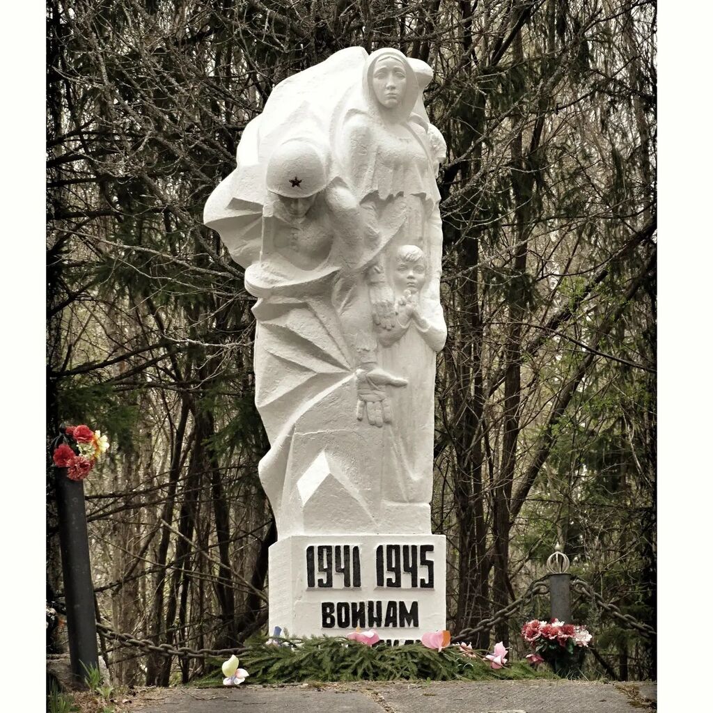 С праздником Великой Победы! #ДеньПобеды (Памятник - где-то в Кирилловском районе Вологодской области) instagr.am/p/CsBQs9KNjfC/